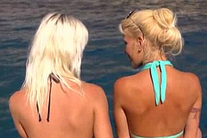 Hot blonde Lesben Babes auf einem Boot